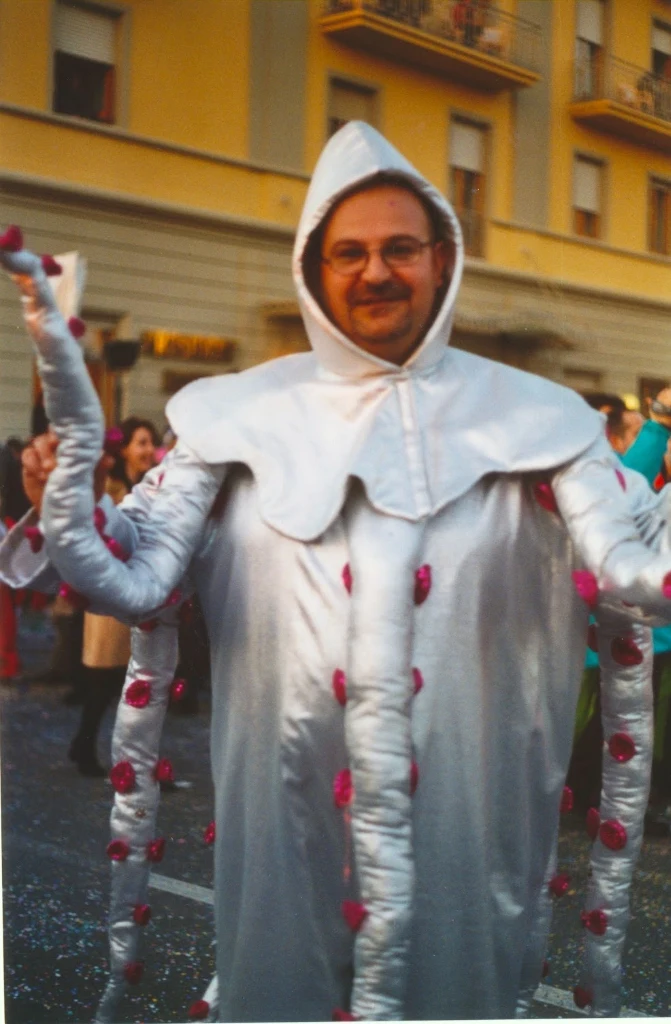 Mario Bindi in una delle sue prime apparizioni con lo storico costume da Polpo argentato con ventose rosa disegnato da Carla Casagrande