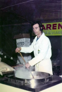 Cuoco mentre mescola un pentolone, Carnevaldarsena 1973. Archivio Pistò.