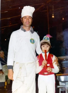 Cuoco e bambino in costume con flauto, Carnevaldarsena 1973. Archivio Pistò.