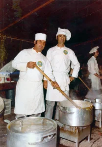 Due cuochi davanti ai pentoloni, Carnevaldarsena 1973. Archivio Pistò.