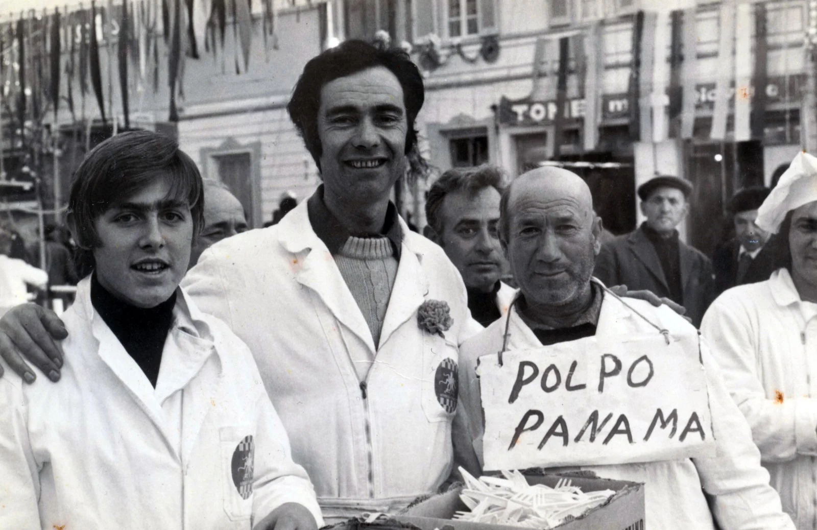 Un gruppo in strada con il cartello Polpo Panama, Carnevaldarsena 1973. Archivio Pistò.