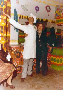 Volontario e visitatrice nell'allestimento decorato, Carnevaldarsena 1973. Archivio Pistò.