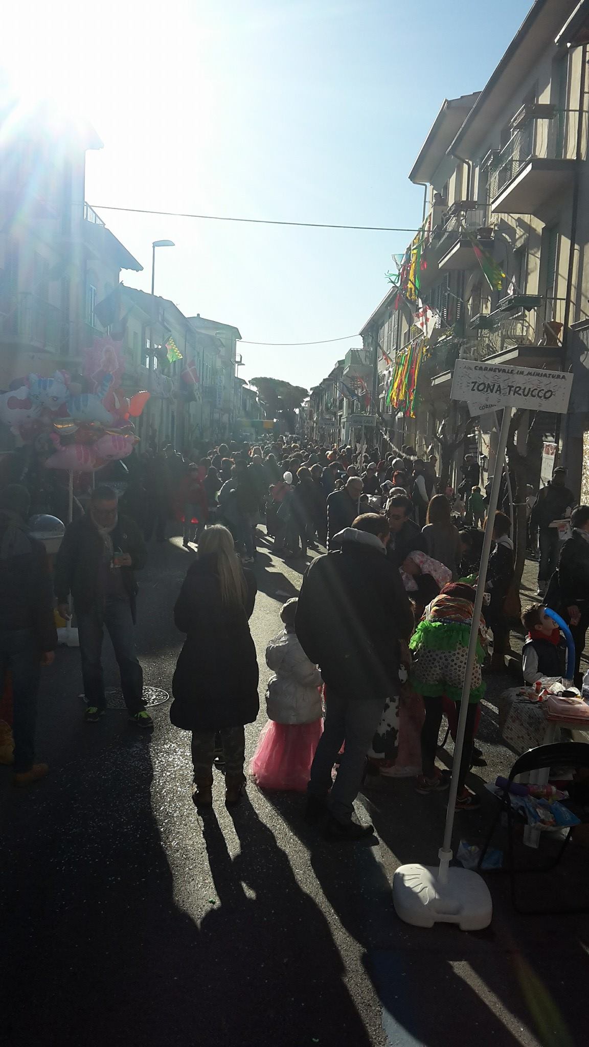 Un tripudio di bambini in festa.