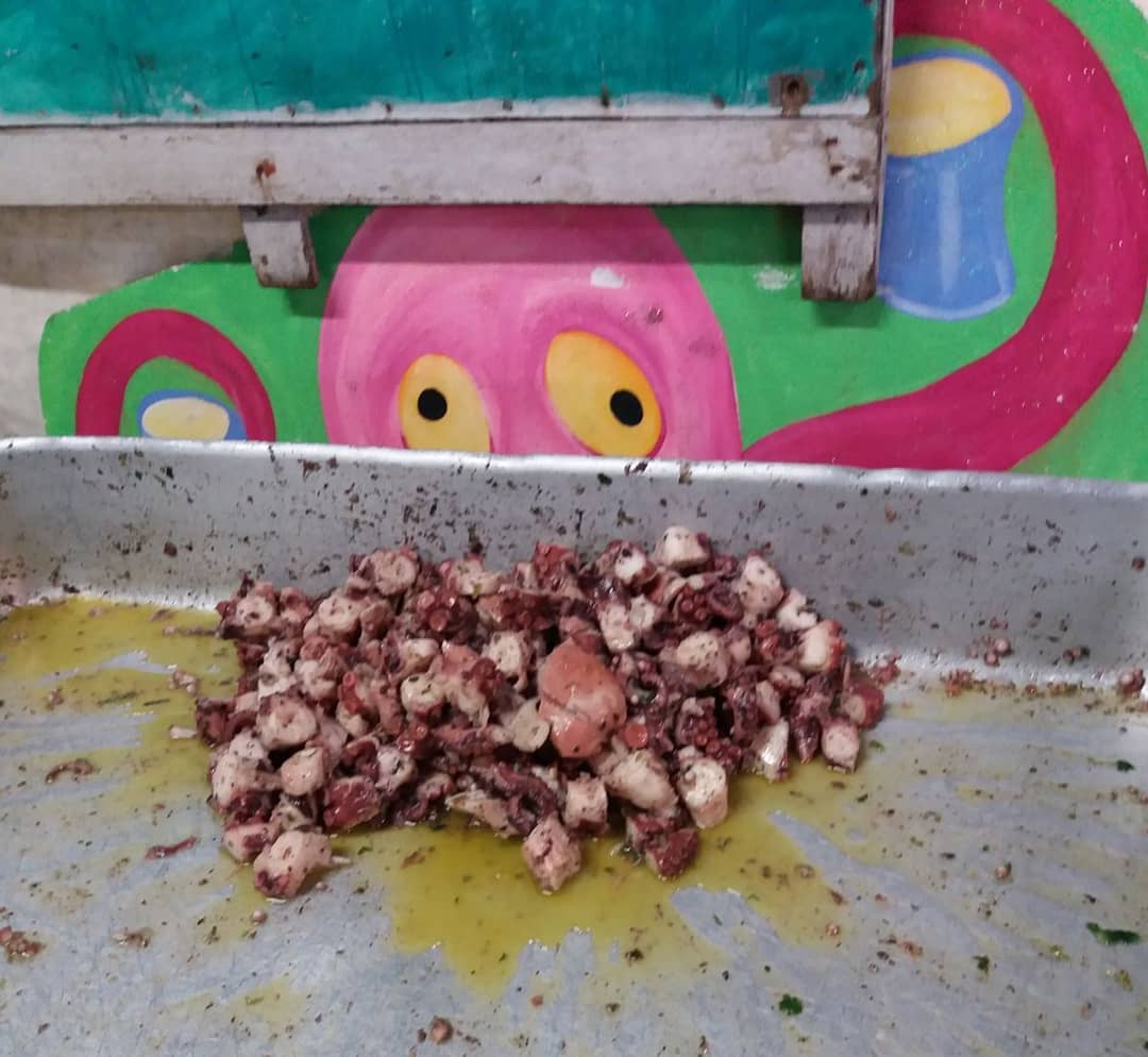 Muovetevi che alle cucine sta finendo il polpo…