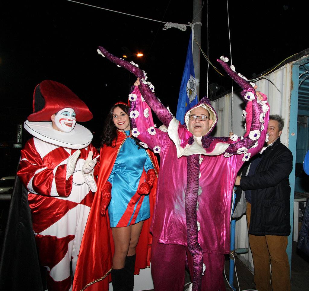 Immagini dell’alzabandiera del Carnevaldarsena di ieri se…
