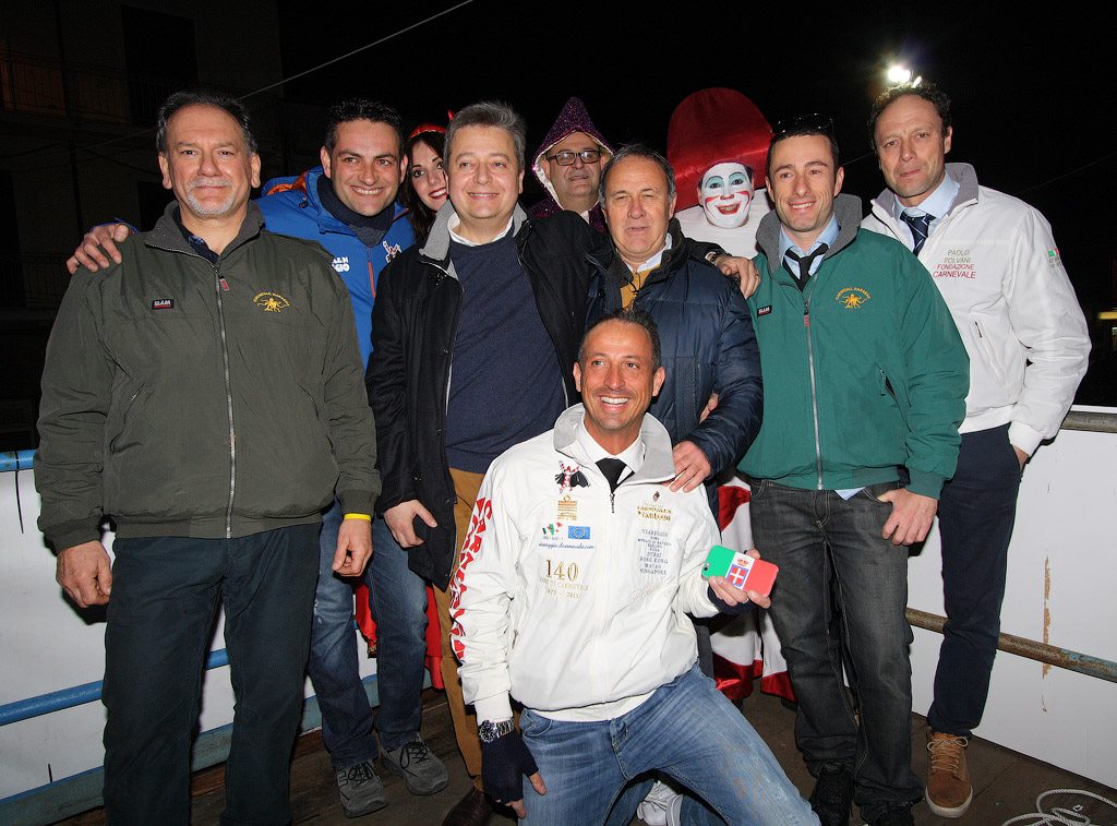 Immagini dell'alzabandiera del Carnevaldarsena di ieri se...