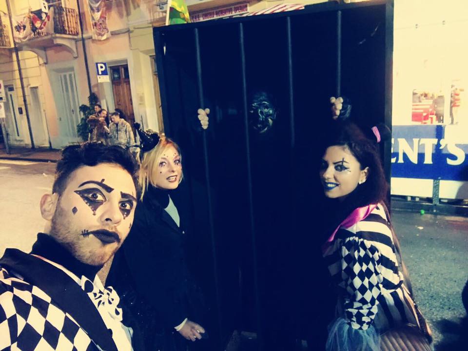 Mascherata “Circo Nero”… con gabbione e scimmione al…