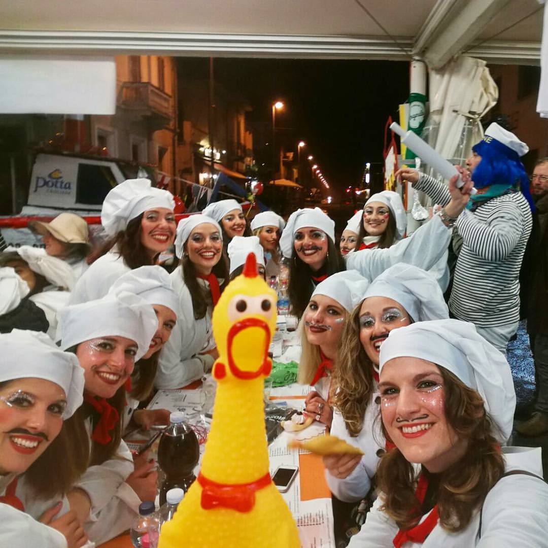 “e si son portate anco ‘l pollo da…