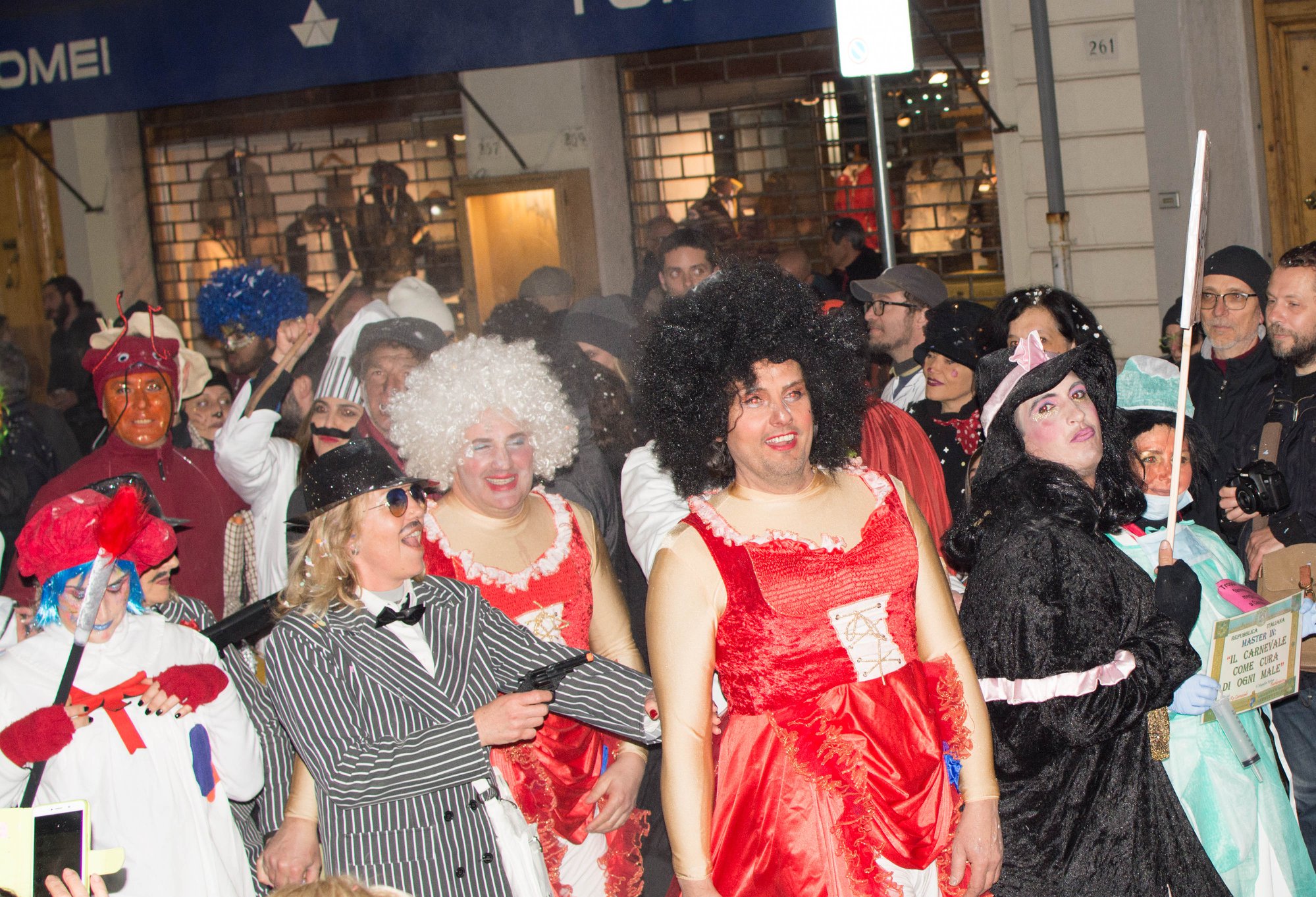 Gruppo mascherato in sfilata 2019