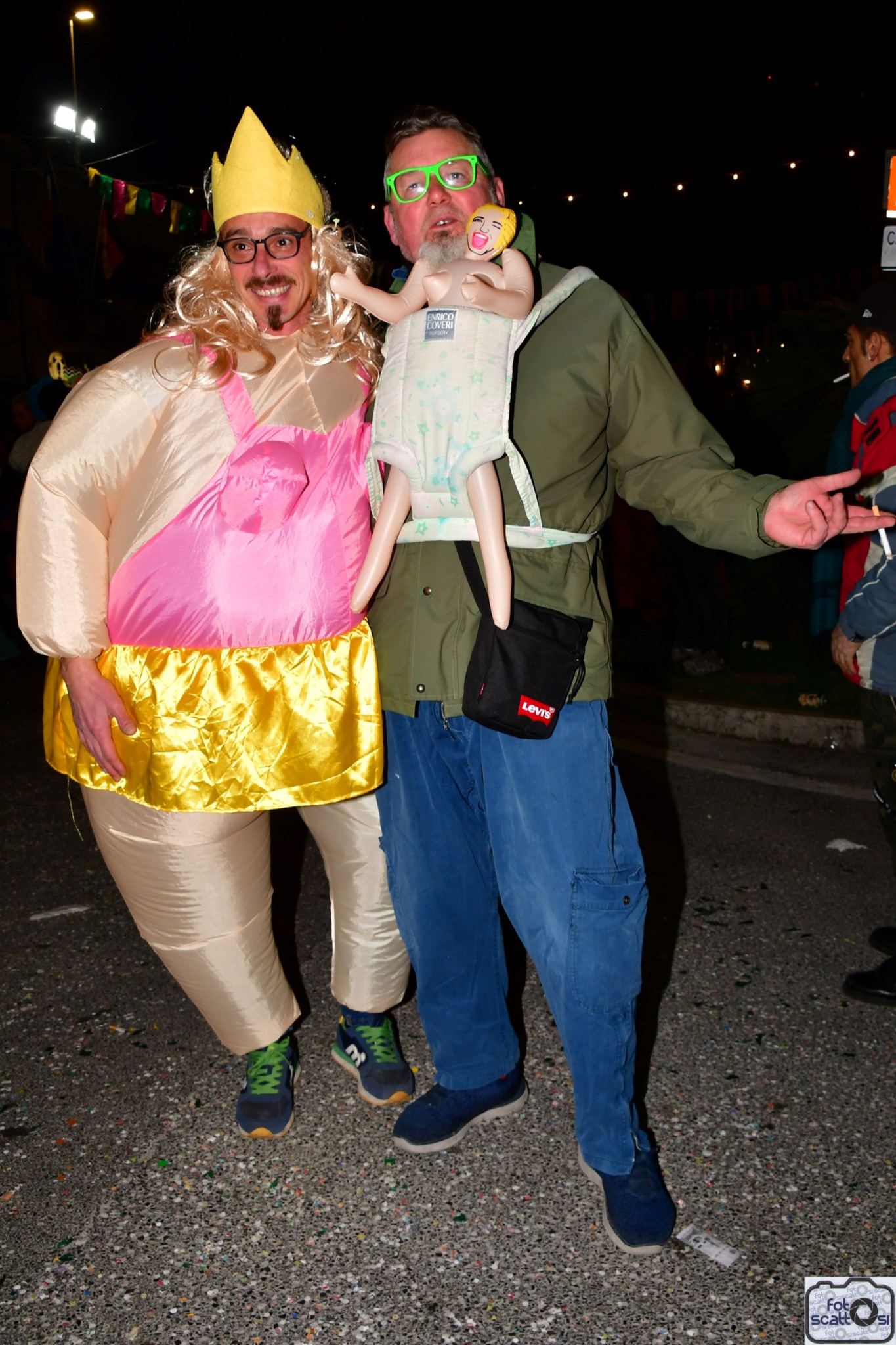 Una selezione delle tantissime persone mascherate presenti