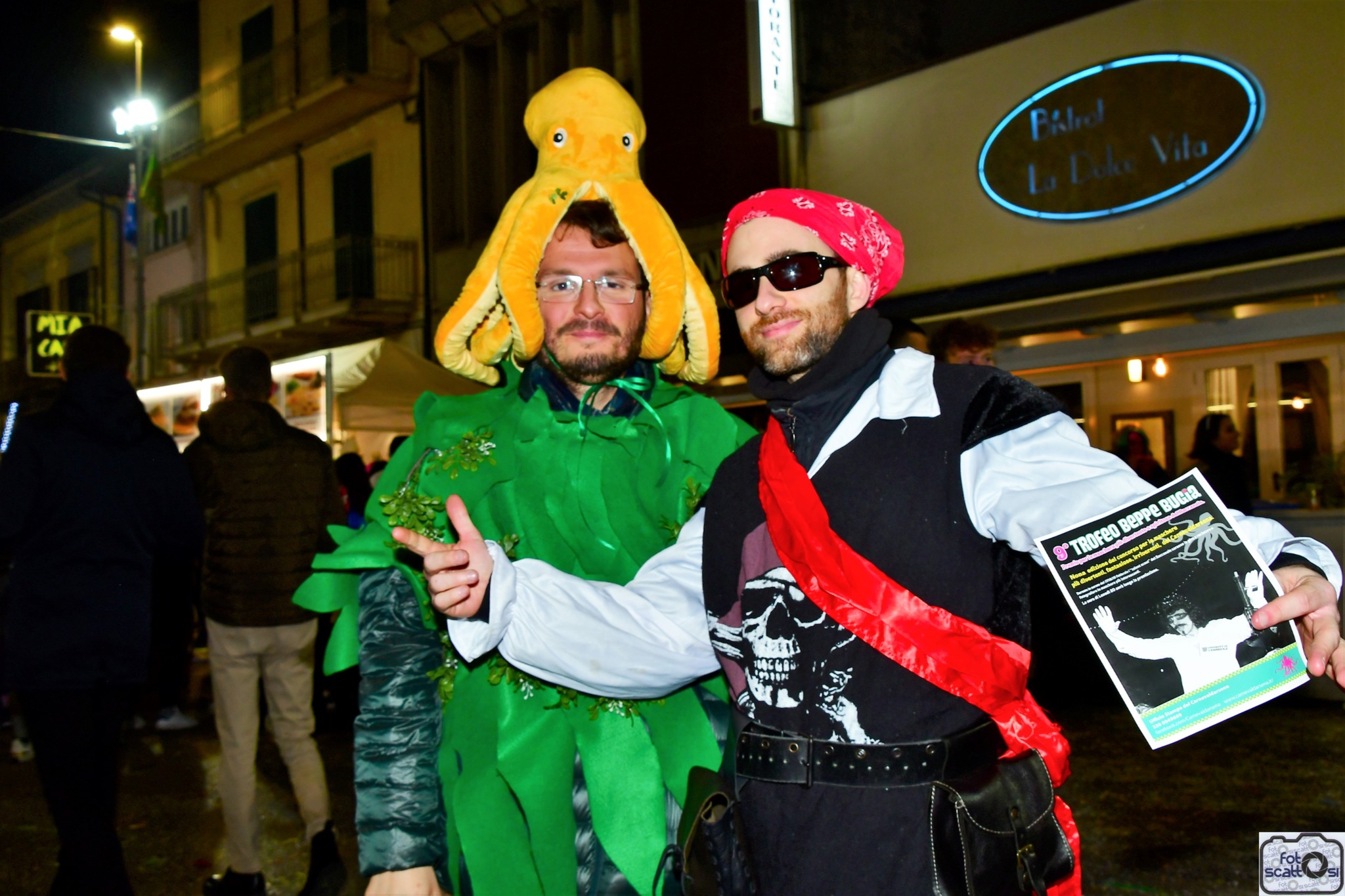 Una sezione di maschere che hanno partecipato a...