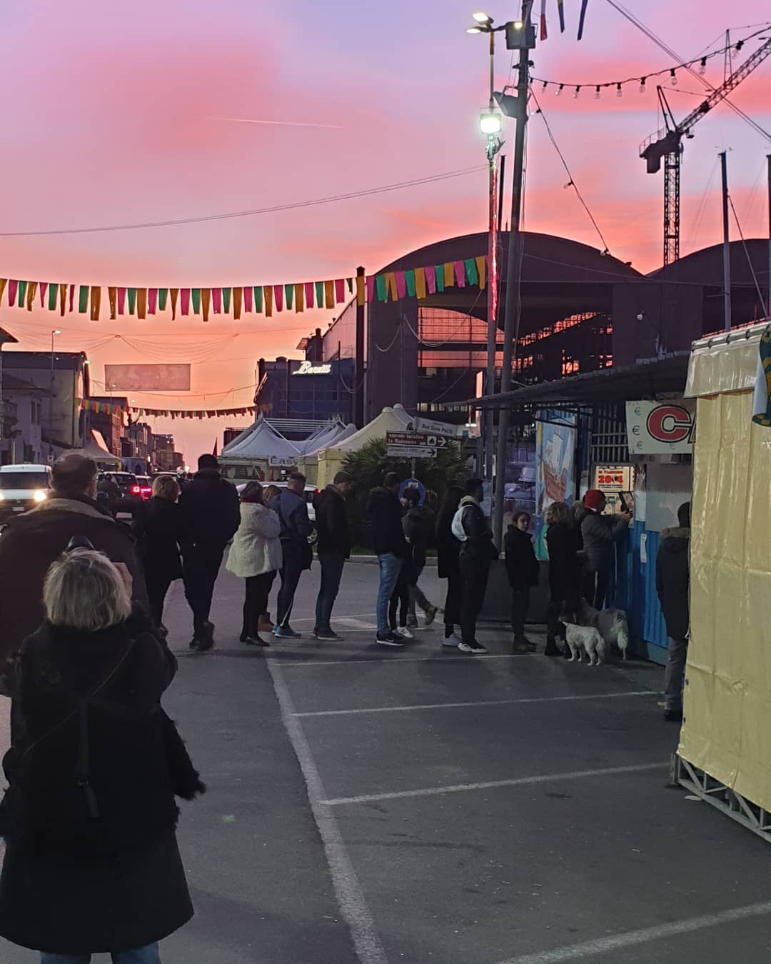 Ore 18.00 e c’è la coda.